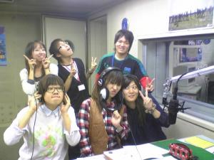 長崎県立大学シーボルト校学祭実行委員の2人(写真右下)と☆ 長崎県立大学シーボルト校学祭実行委員の2人(写真右下)と☆