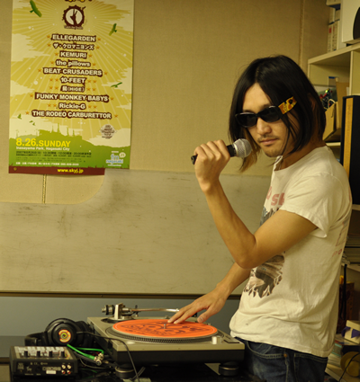 Sky JamboreeポスターをバックにDJ風な1ショット Sky JamboreeポスターをバックにDJ風な1ショット